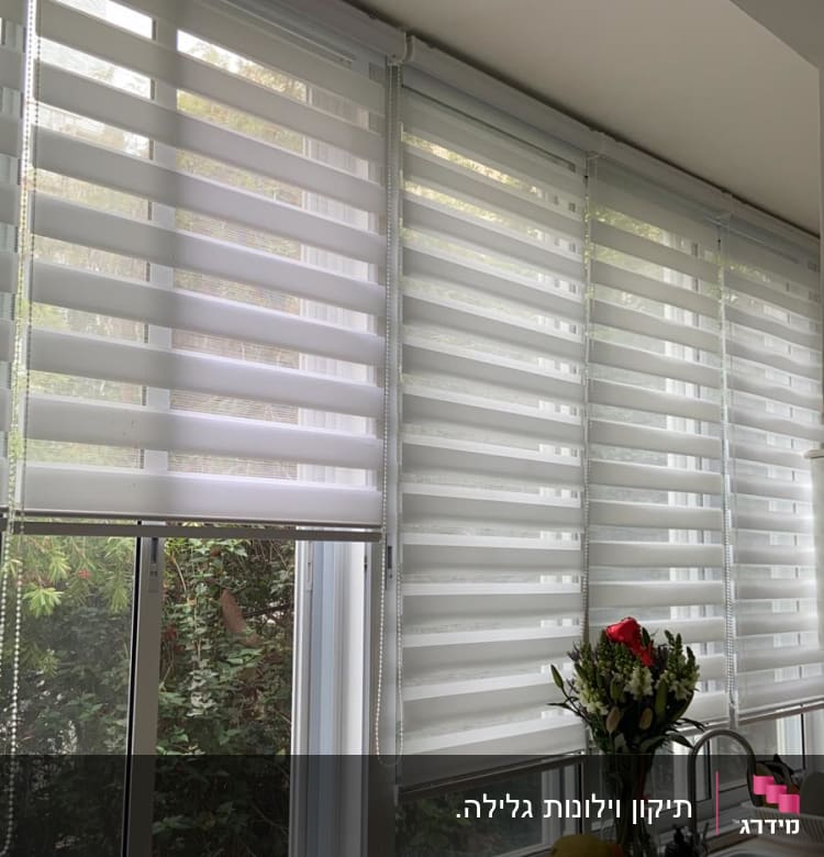 וילונות לבנים עם פסים אופקיים בחלון מטבח